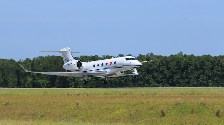 The first flight of the G500 takes off at Savannah-Hilton Head International Airport. (Gulfstream)