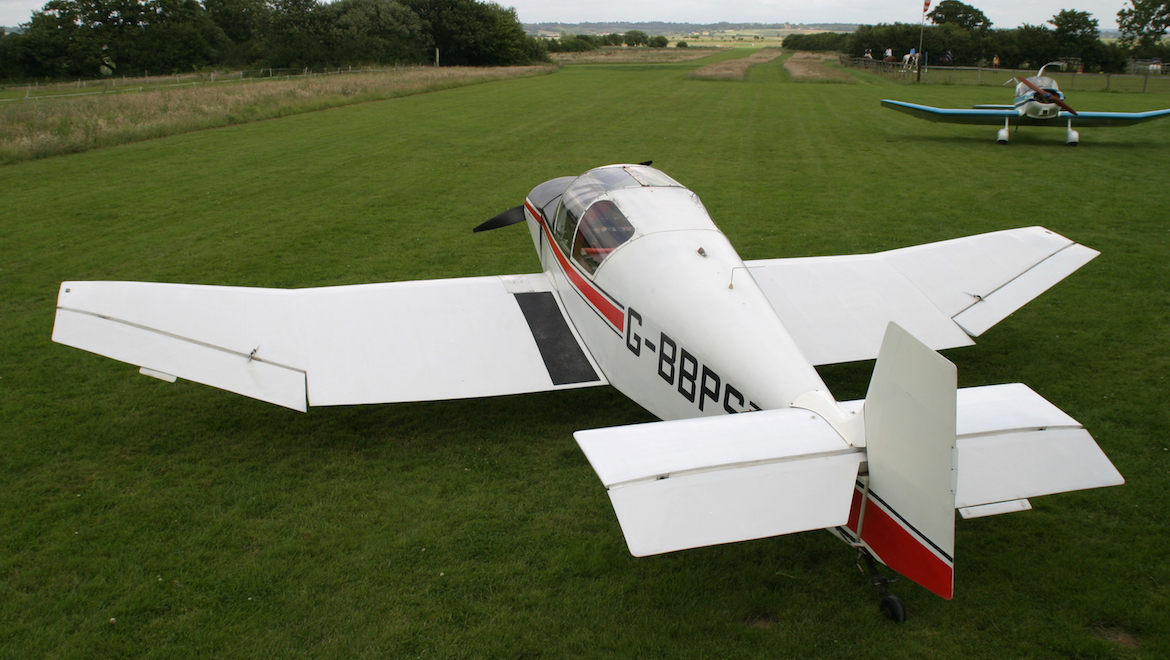 The classic Jodel cranked wing uses the common NACA 23012 aerofoil. The red example here has no flaps, but the otherwise similar blue one has the under-belly airbrakes that work like flaps for landing. (Bob Grimstead)