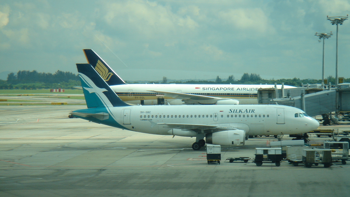 An image of SilkAir and Singapore Airlines aircraft side-by-side. (Wikimedia Commons/mailer_diablo)