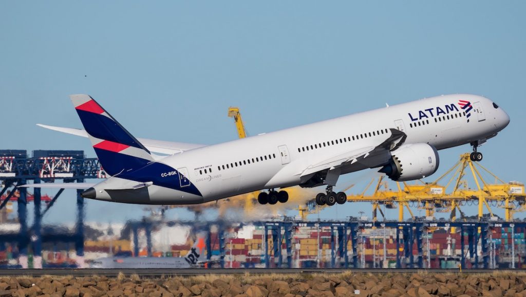 LATAM Airlines Boeing 787-9 CC-BGK takes off from Sydney Airport. (Seth Jaworski)