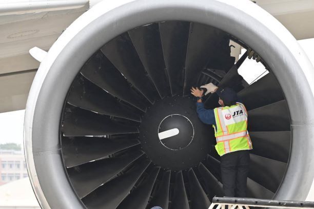 Jal Boeing 777 Makes Emergency Landing After Engine Parts Break Up In Flight